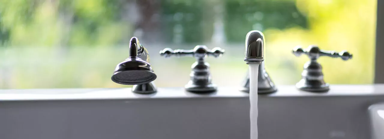 Bathtub Faucet with Running Water